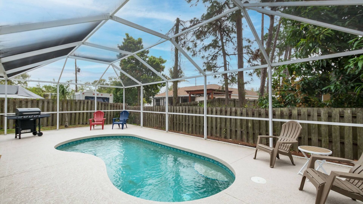 Park East House | Mini-Put-Put Green 3 Bedroom Home with a Pool by Downtown and Beaches