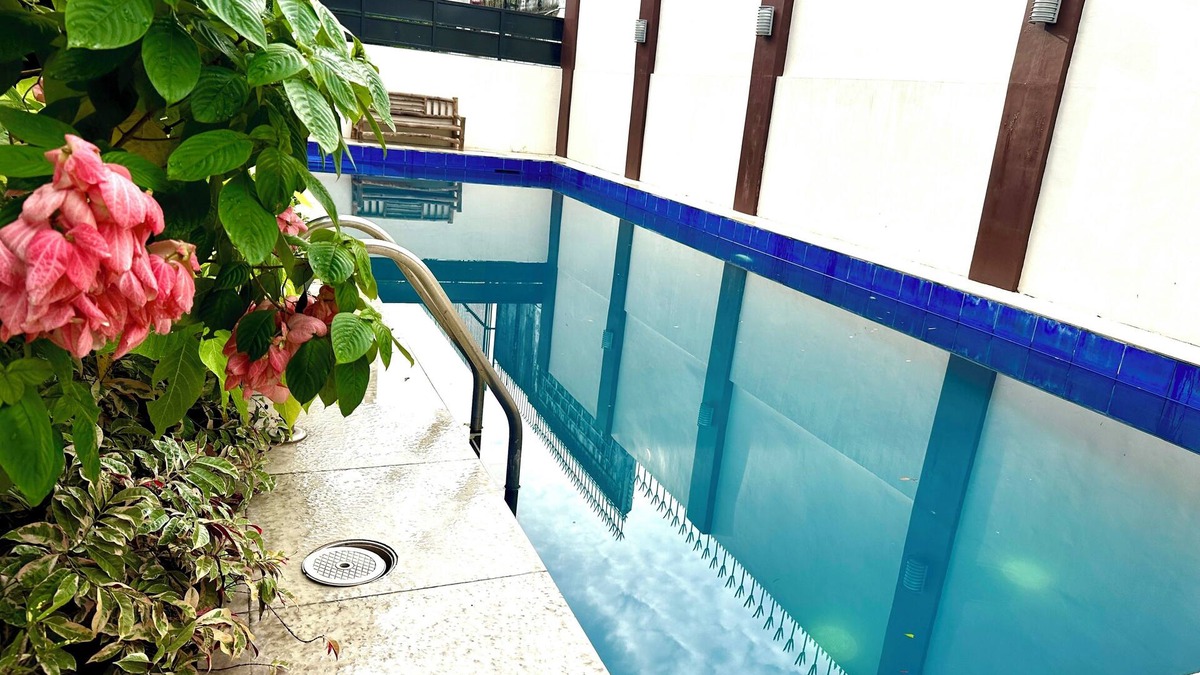 Moonwalk Villa | Minimalist Retreat with a Expansive Turf Garden and Vivid Blue Pool