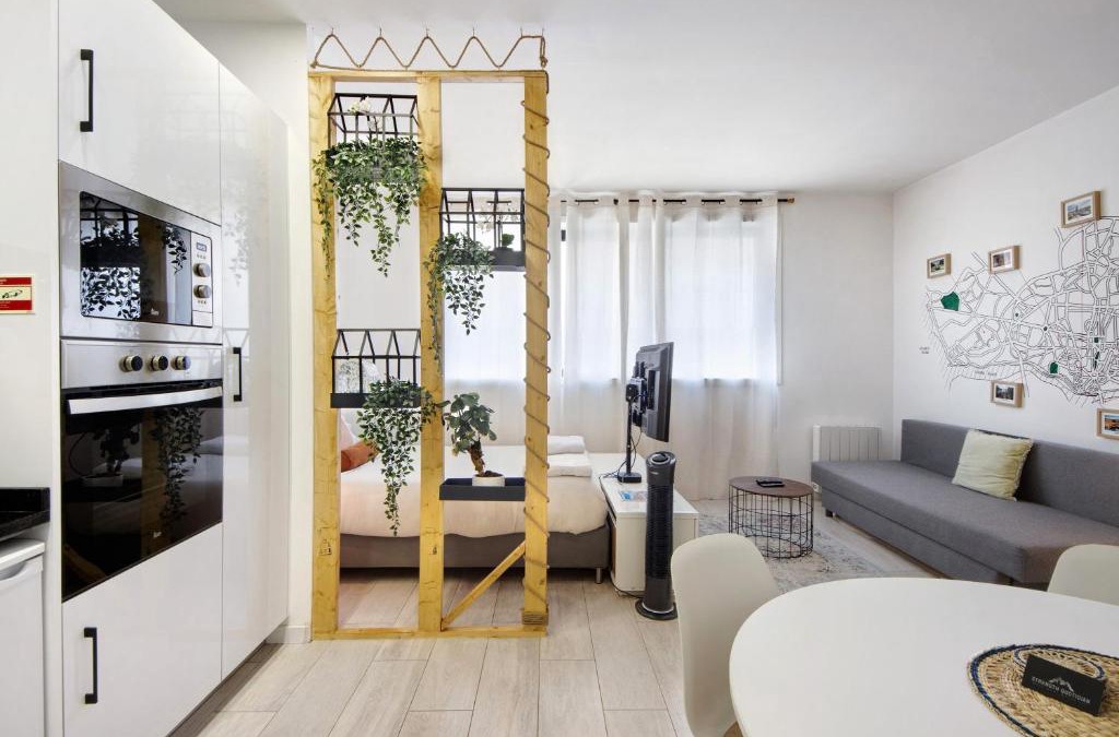 Ramalde Apartment | Minimalist Studio City Centre