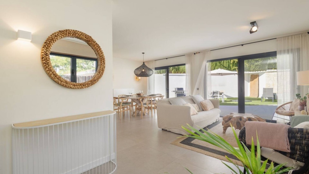 Urbanizacion Costabella Villa | Minimalist villa, with pool and BBQ, to two minutes' walk from Costabella beach
