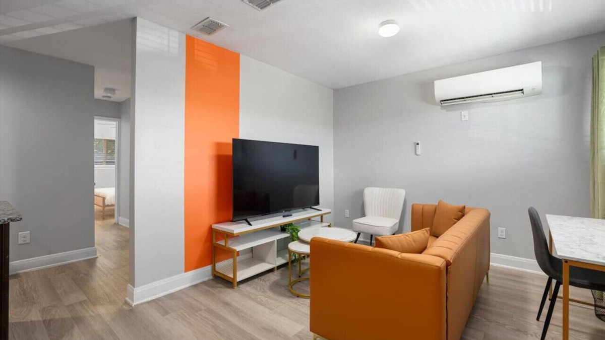 Hyde Park Apartment | Mins 2 Dwntown ~ Private Retreat ~ King Bed