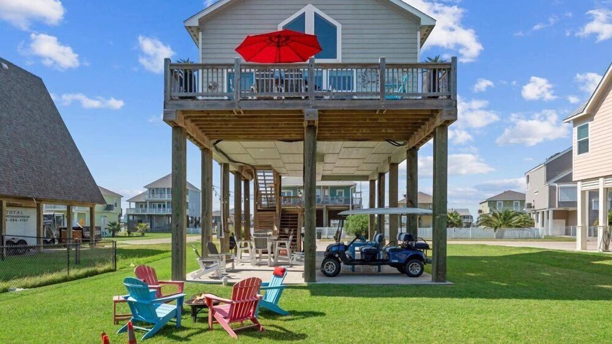 Terramar Beach House | Mins to Beach | Sleeps 7 | Large Deck