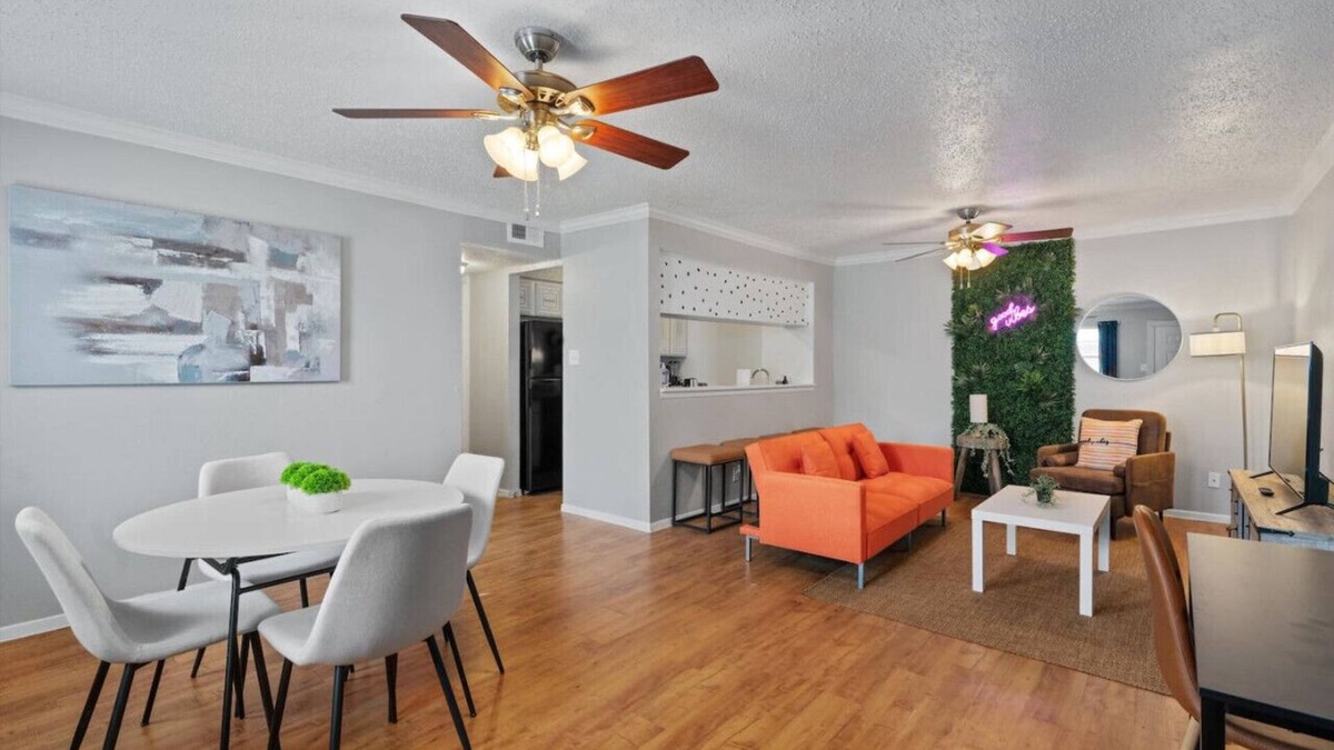 Brentwood Apartment | Mins to Downtown ~ Stunning Austin Haven ~ Pool