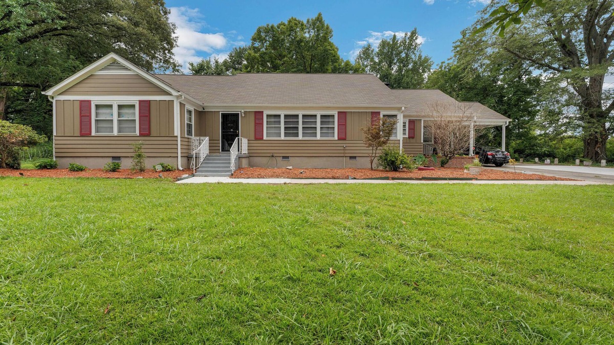 Whitehaven House | Mins to Graceland Secluded Roomy Rambling Ranch Style Home, Chef's Kitchen