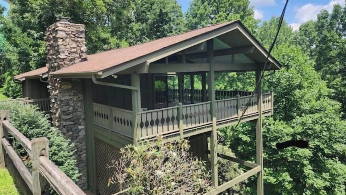 Laurel Park Cabin | Mins to HendersonvilleDeck ViewsGrillFireplace