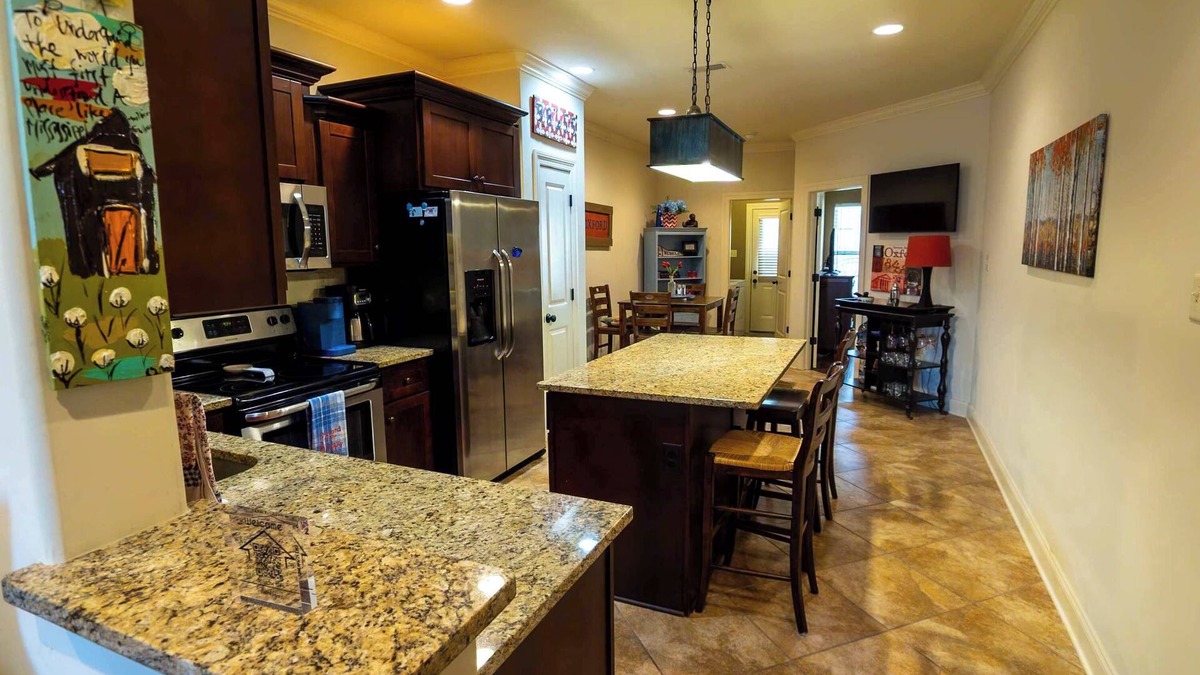 Oxford House | Mins to Ole Miss~Private Yard~Communal Pool~Grill