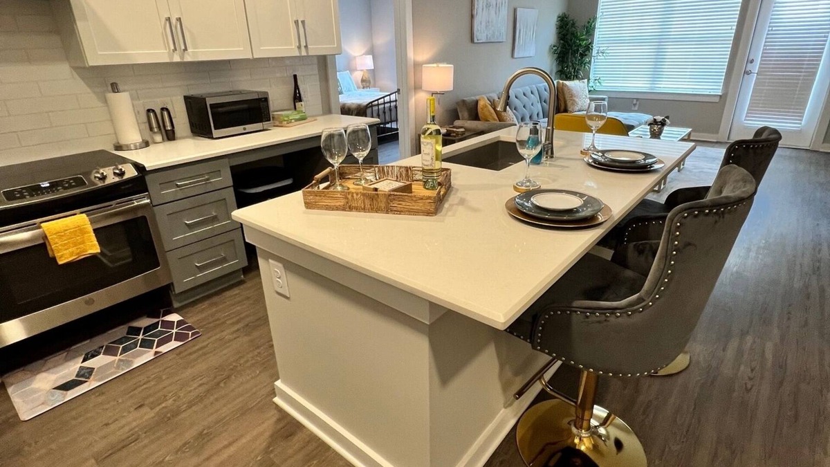 Paw Creek Apartment | Mins to theme park and Top Golf! Shopping & food. Family-sized condo w/workspace