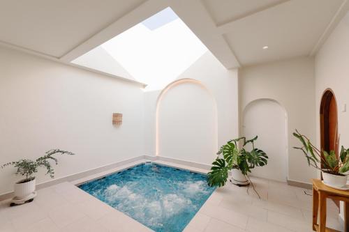 George Town Villa | Mint Villa with Jacuzzi Pool