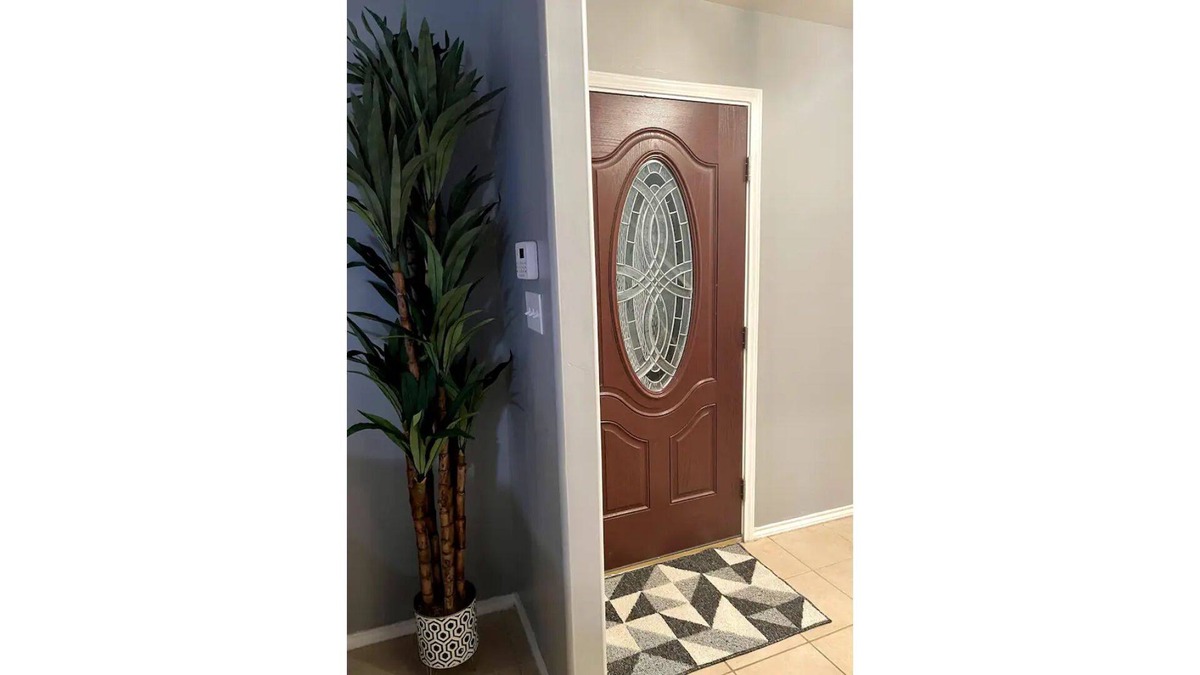Harlandale House | Minutes away from downtown. 2 story home with balcony.