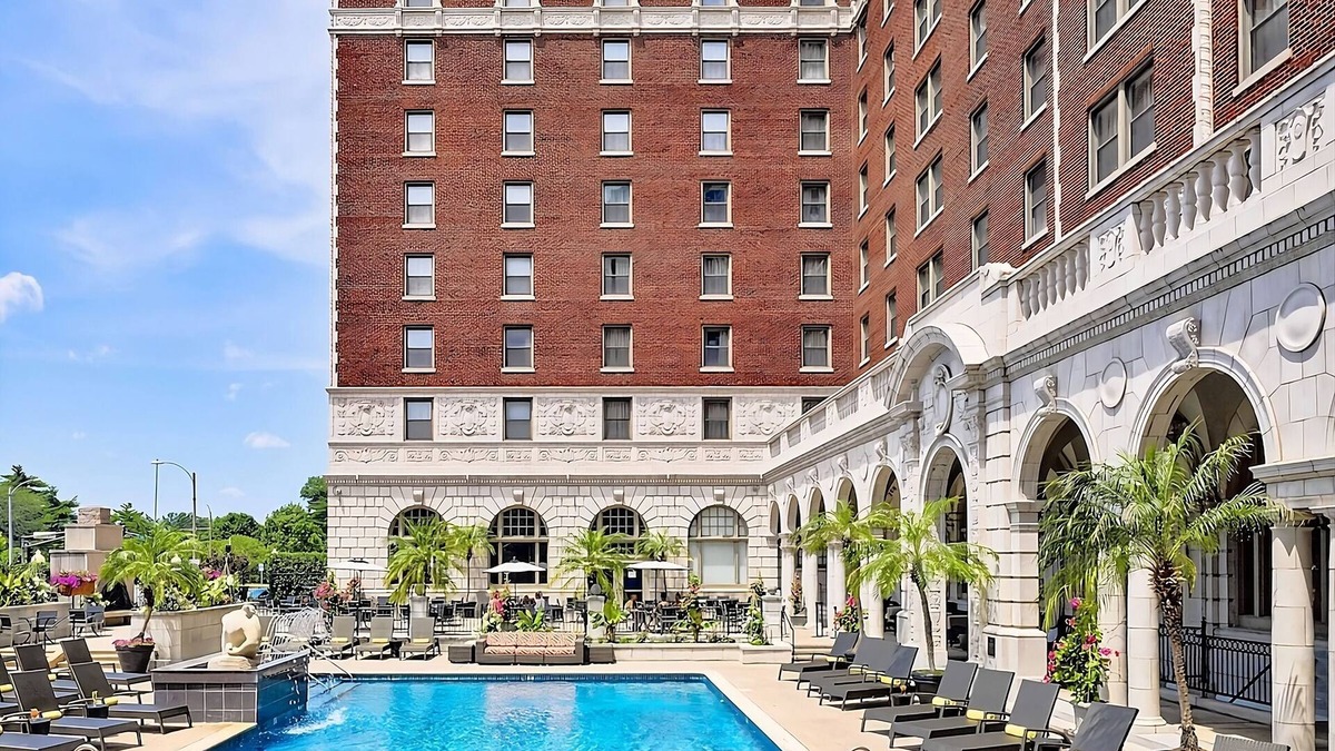 Central West End Apartment | Minutes away from Missouri Botanical Garden! Pets Are Welcome! Parking, Pool!