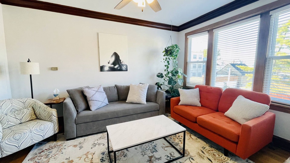 Chicago Apartment | Minutes from Downtown Gorgeous ,spacious 2BD/1BA w/Parking