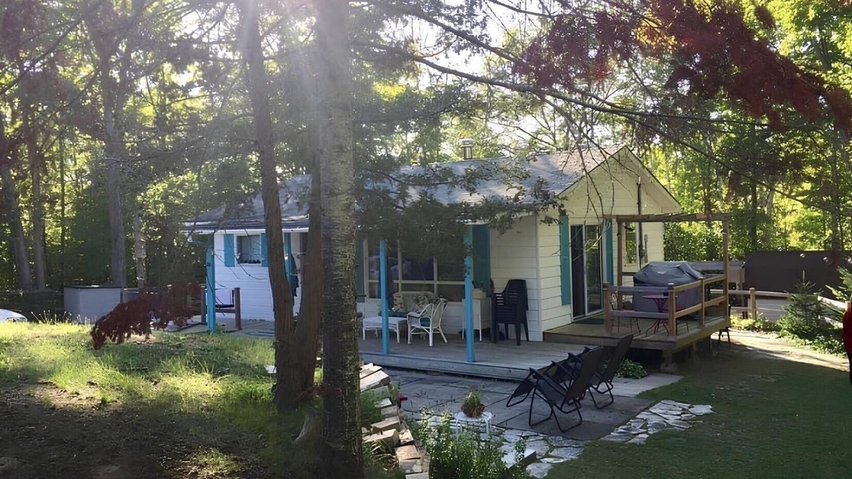 Sauble Beach Cottage | Minutes from the beach, large 3 bedroom, huge yard, fire pit,outdoor bar,hot tub