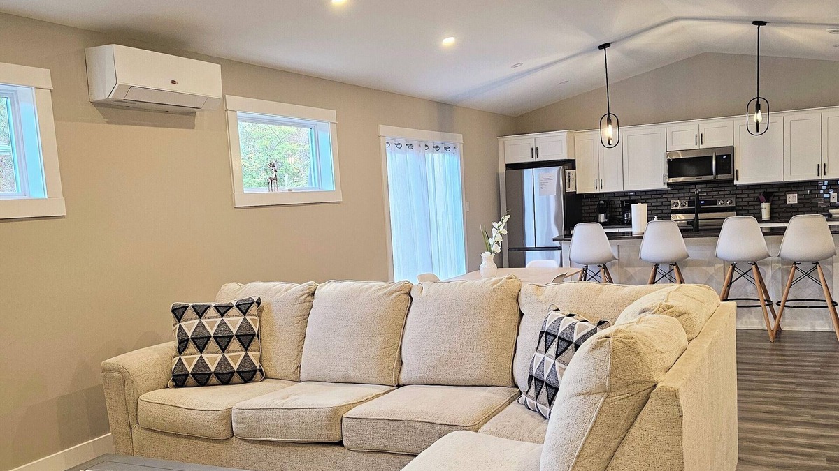 Stratford House | Minutes to Charlottetown - Three Bedroom, King Beds, Family friendly.