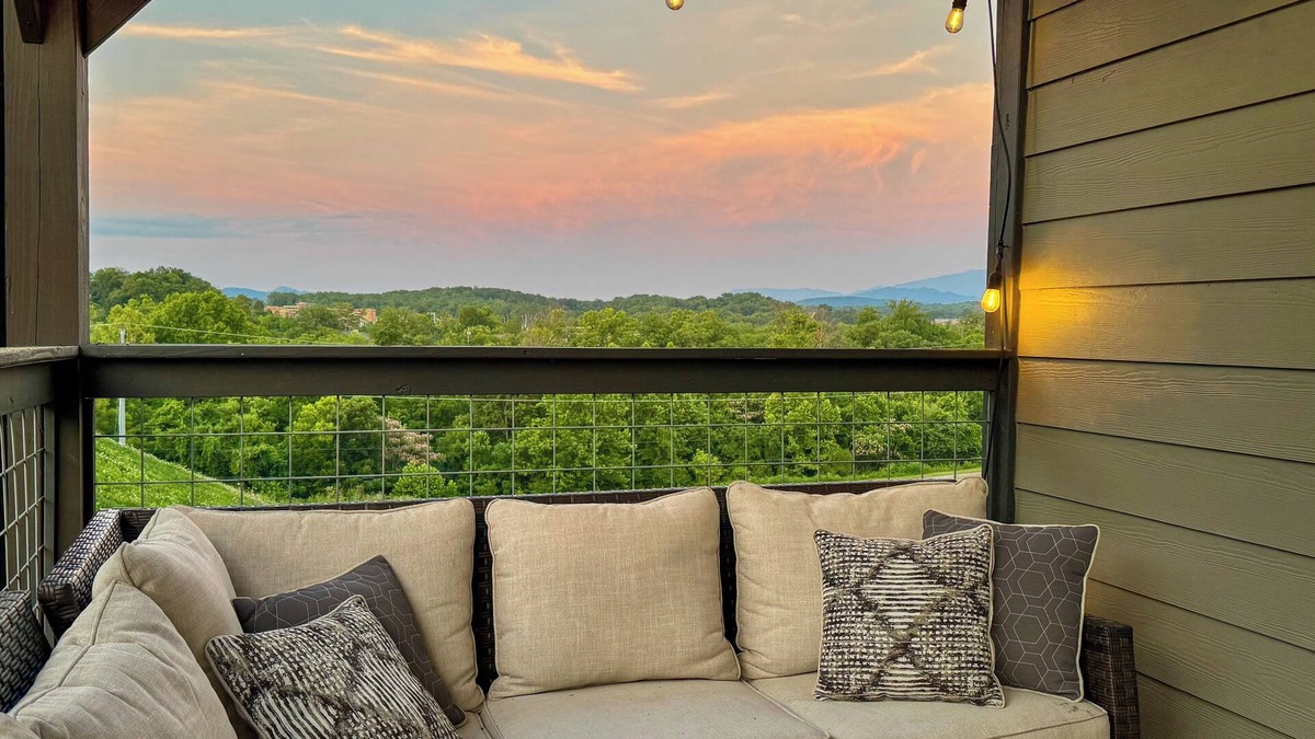 Sevierville Cabin | Minutes to Dollywood! Hot Tub, Game Room, Main Floor King Bdrm, Bunkroom!
