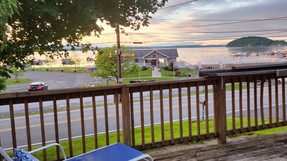 Saratoga Springs House | Minutes to downtown, right on the lake. Pet friendly home, sleeps 10 with views!