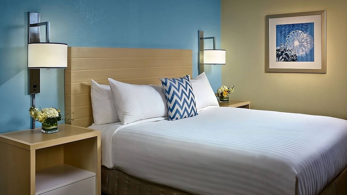 Middleburg Heights Hotel | Minutes to Downtown Cleveland! Budget-friendly Accommodation W/FREE Parking!