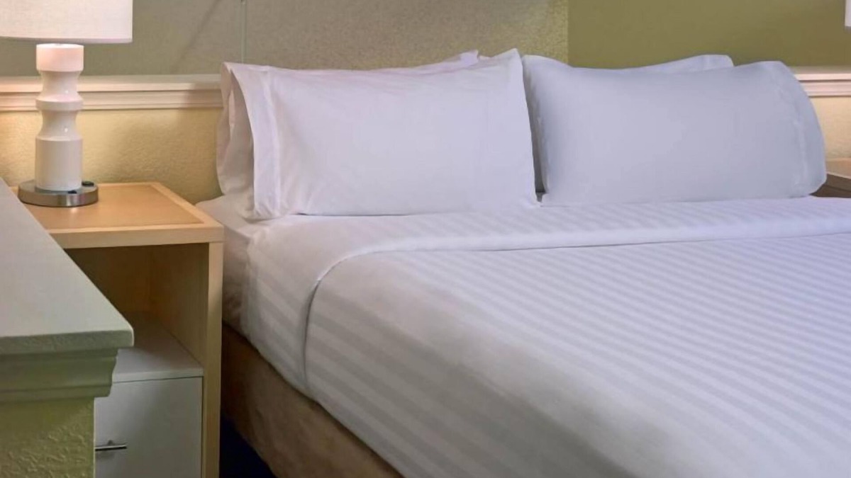 Middleburg Heights Hotel | Minutes to Downtown Cleveland! Budget-friendly Accommodation W/FREE Parking!