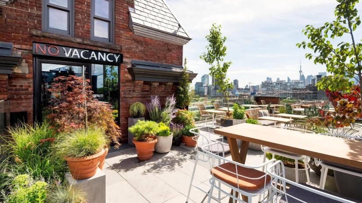 Riverside House | Minutes to Iconic Attractions! CN Tower, Hockey Hall of Fame and The Opera House