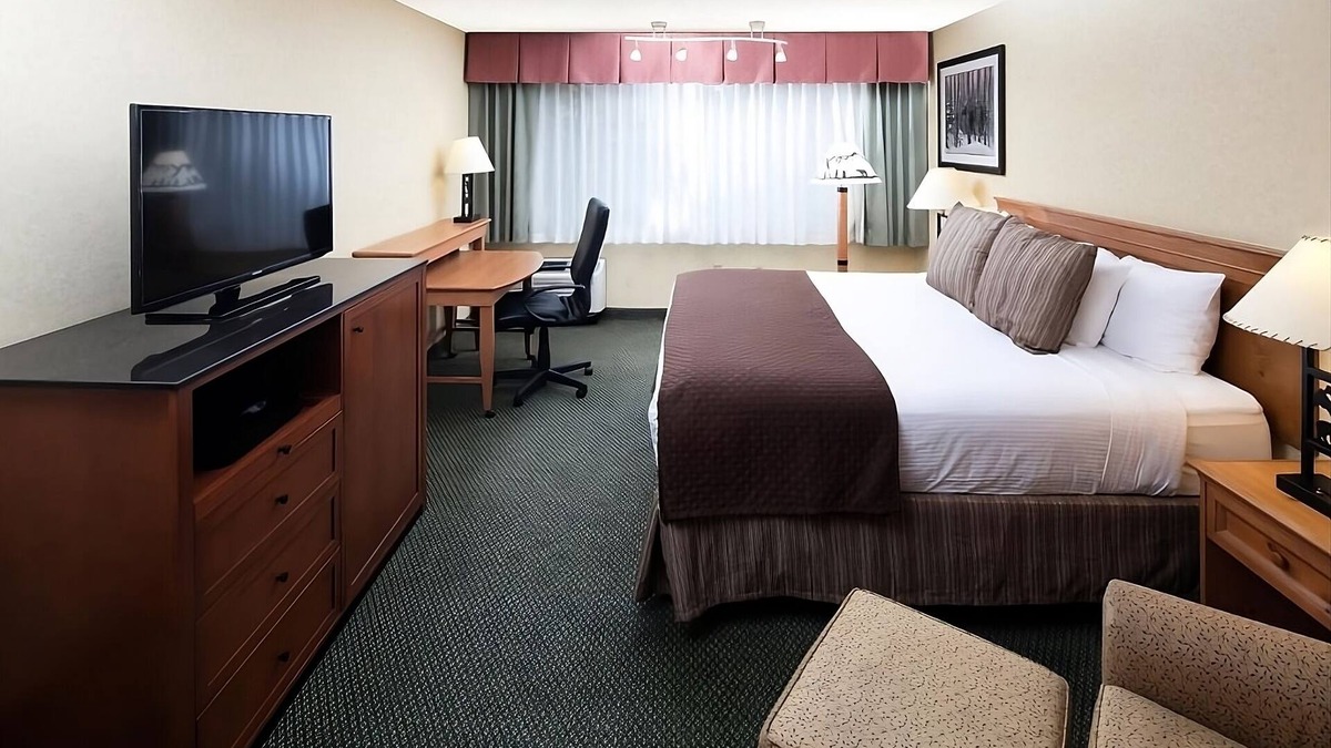 Kalispell Hotel | Minutes to Mission Trail Park! Indoor Swimming Pool, Free Parking, Pets Allowed!