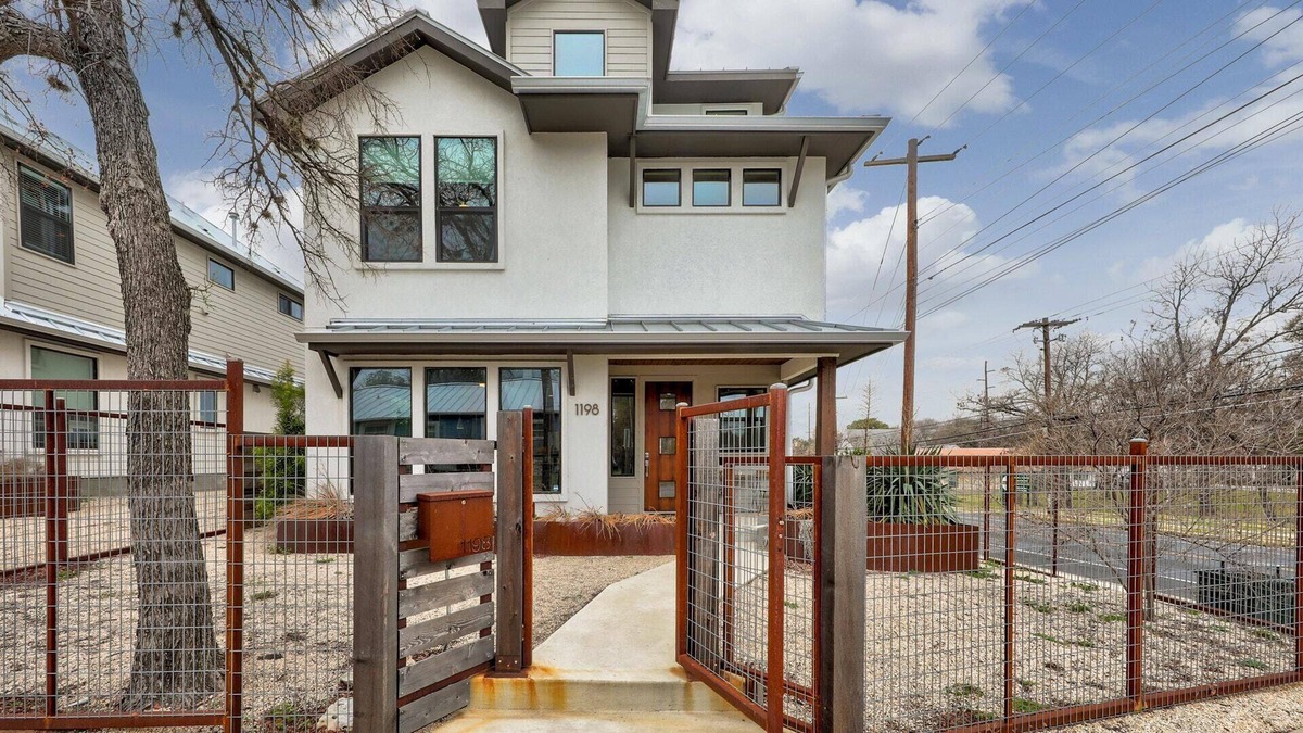 Swede Hill House | Minutes to Rainey St + Downtown, Downtown Views - Stylish Three Story Home - GuestSpaces