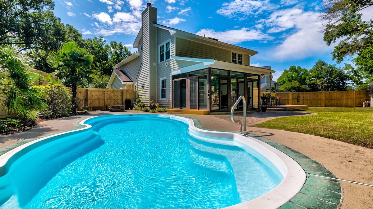 Cordesville House | Minutes to Tanger Outlet, Top Golf, Pool, Hockey, Billiards, Ping Pong, Cornhole
