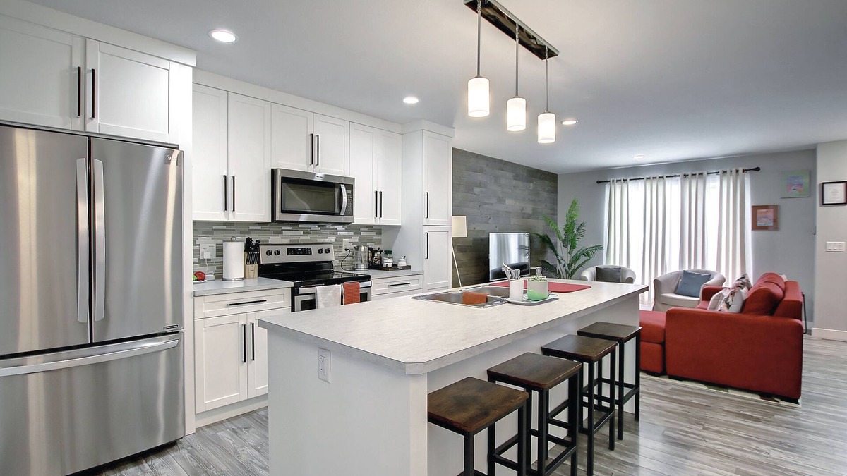 Markerville House | Minutes to the Lake. Entire townhome for the family and pet! n