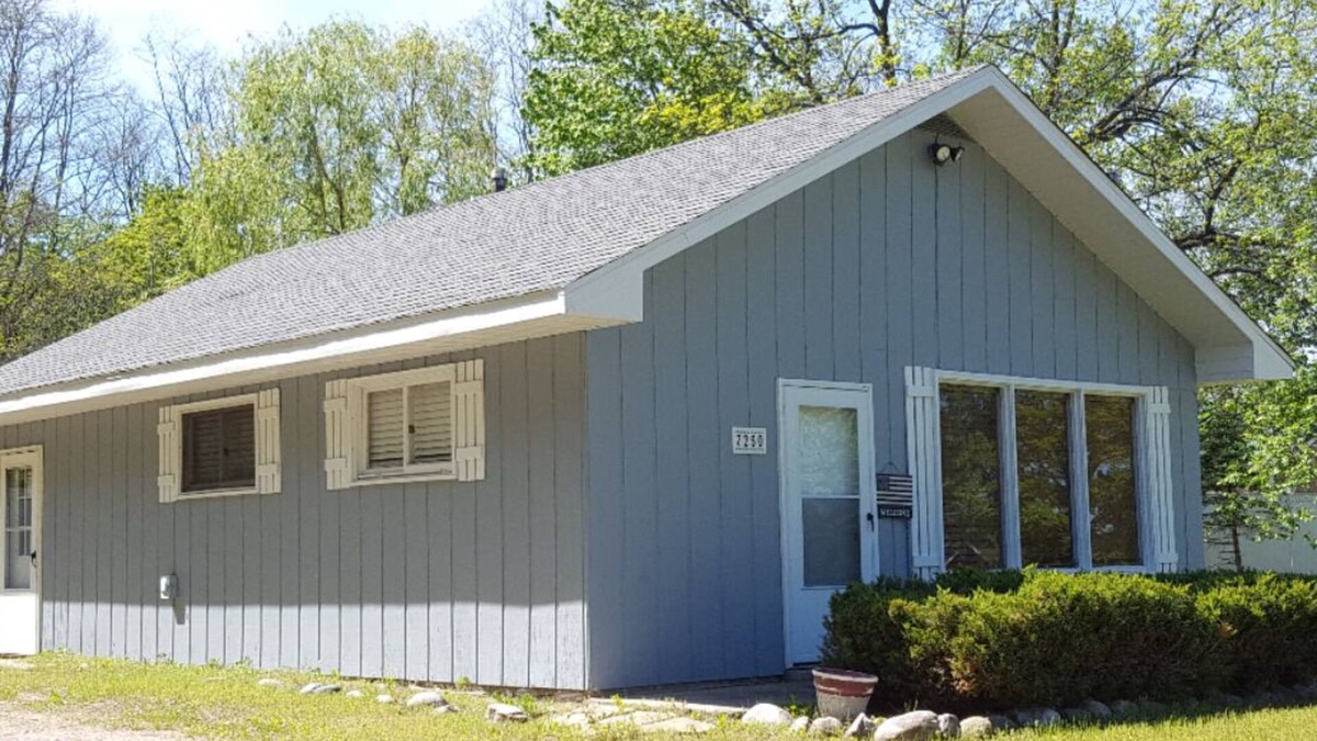 Bellaire Cottage | MINUTES TO TORCH LAKE