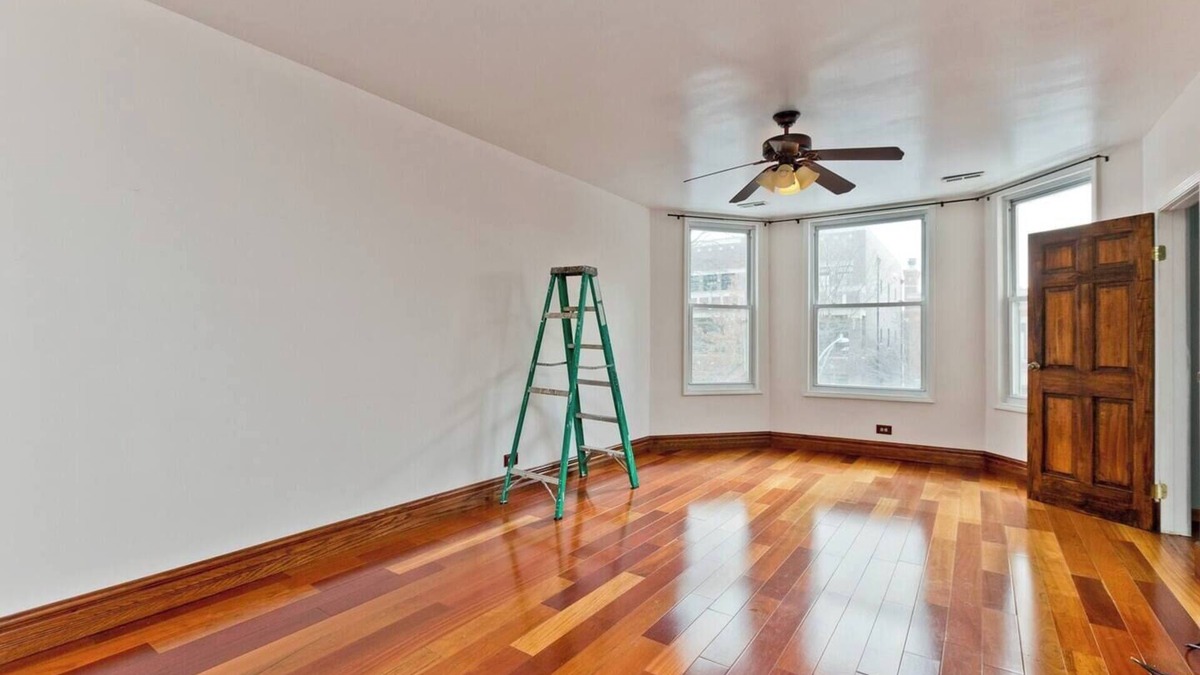 Lakeview Apartment | Minutes to Wrigley - Games - Patio - Sleeps 12