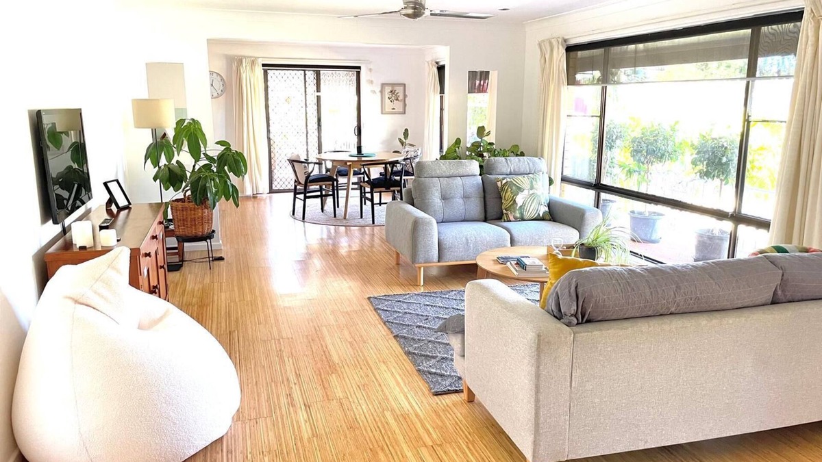 Arrawarra Headland House | Minutes walk to stunning Mullaway beach. Huge house with swinging veranda chair.