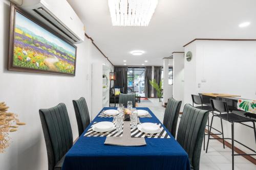 Samsen Nok Villa | MIQ HK16, Huay Kwang MRT, 3BR, Pool Table