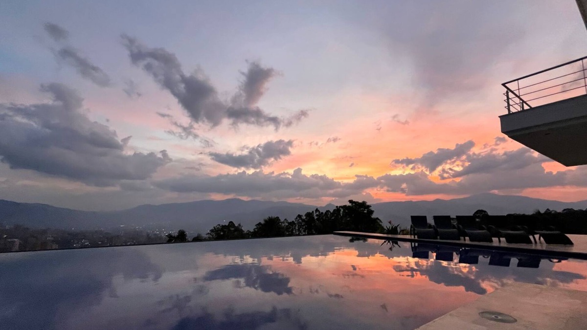 Medellin House | Mirador - Great view, endless pool, and Jacussi - 10 minutes to Medellin.