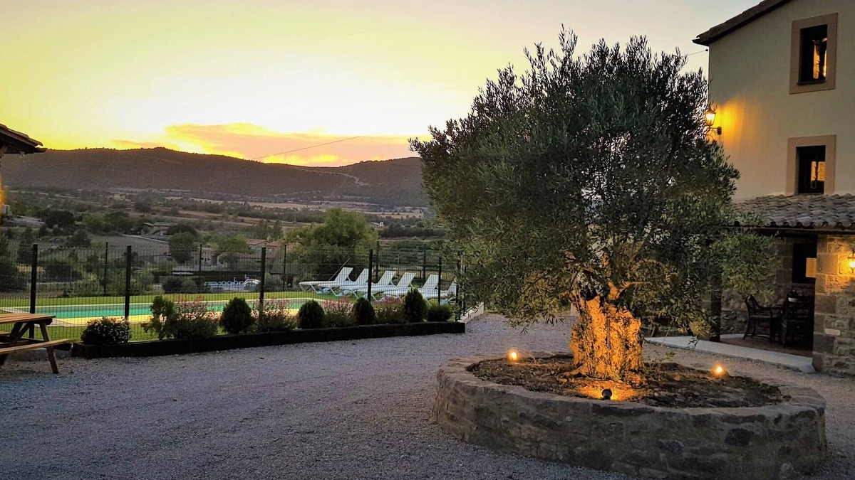 Cardona House | MIRO VELL for 18 people, with barbecue, pool, wi-fi, and views of the Pyrenees