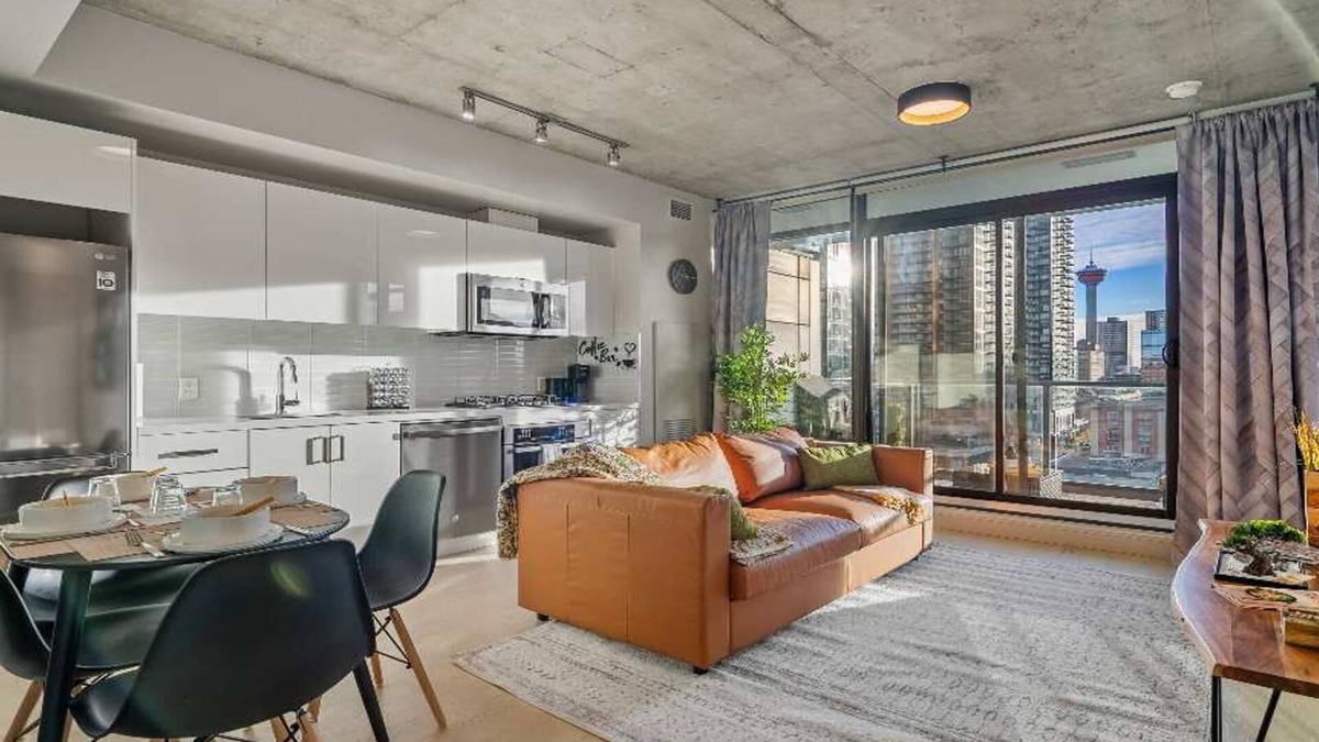 Downtown Calgary Condo | Miso 2 BD - Skyline View, Patio, Gym, Pool & AC