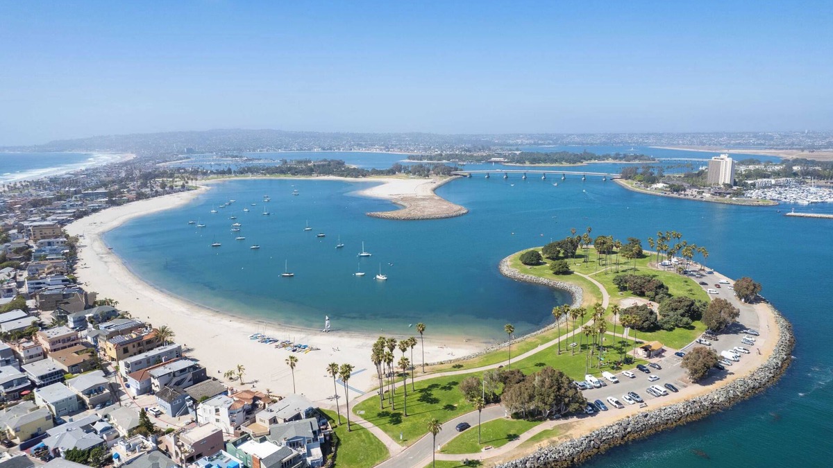 South Mission Beach House | Mission Point Buyout by Avantstay Two Unit Buyout w/Patio, Fire Pit & Close to Beach! 6bdrs