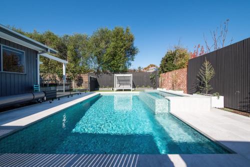 Mornington House | Missy's Escape - Luxe Family Entertainer Pool Spa Walk to Beach