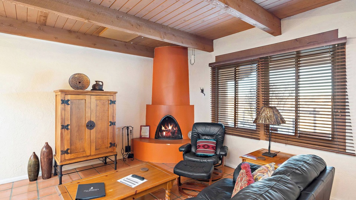 Northeast Santa Fe Hotel | Mix Old And New - Rustic But Updated Fort Marcy Condo