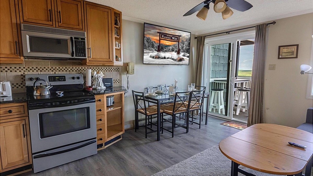 Snowshoe Condo | ML 268: Wonderful mountain views await you in this lovely summer oasis!