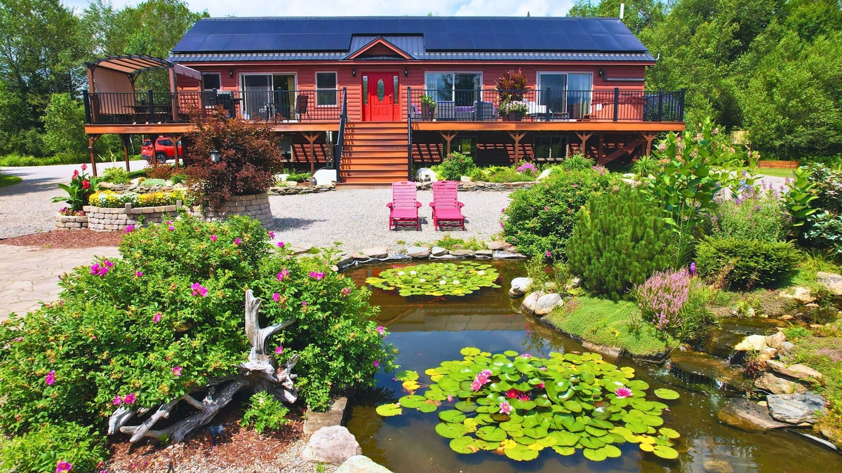 Bretton Woods House | ML 'As Seen on TV' 1 mile from skiing, great views, hot tub, fire pit, beach! Dog friendly!