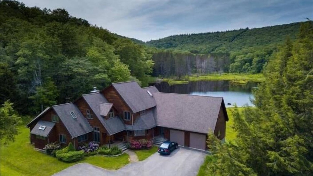 Davis House | ML03-Private Lakefront Retreat, Hot Tub, Pets Ok!