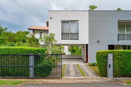 Kandy House | Mo Green
