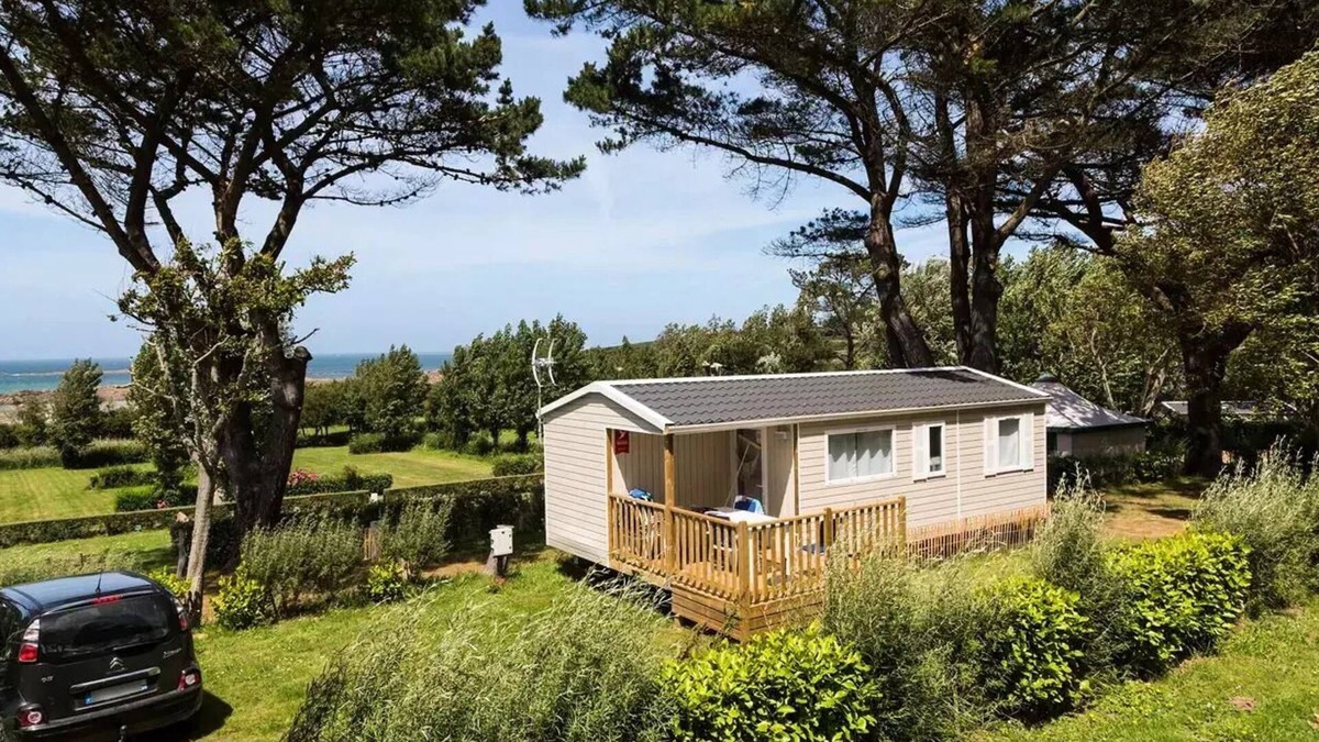Pleubian House | Mobil Home Standard 25m2 (2 Schlafzimmer) + integrierte Terrasse 4m2 + TV 4 Personen