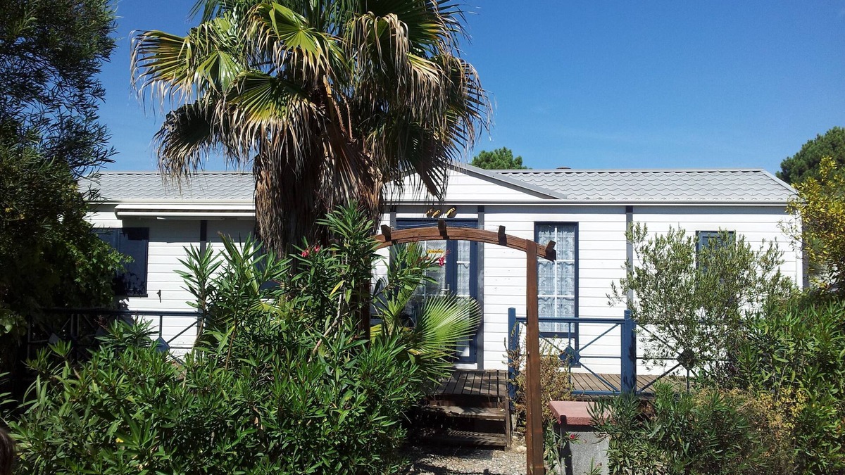 Les Cabanes de Fleury House | Mobile home (2 bedrooms) in Les Mûriers with a spacious terrace