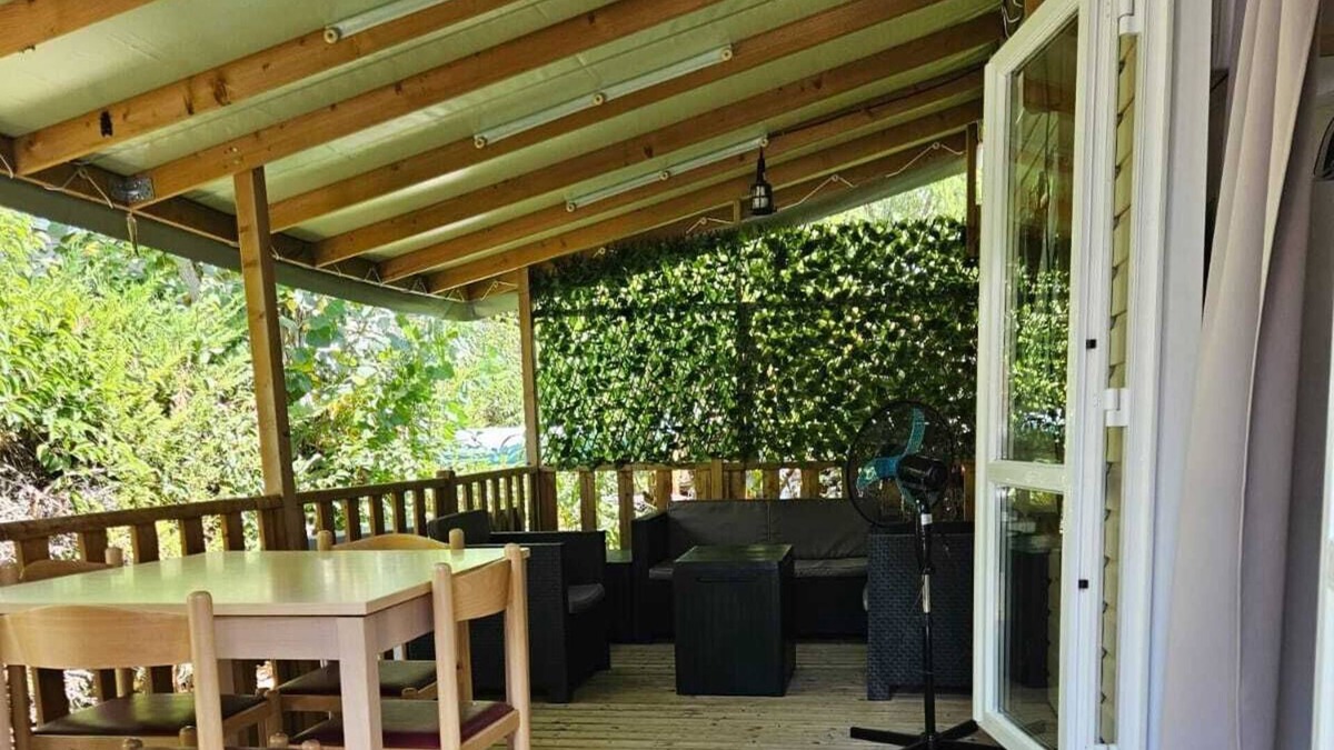 Lunel House | Mobile Home 'Mas De L'Isle' with Shared Pool, Wi-Fi and Air Conditioning