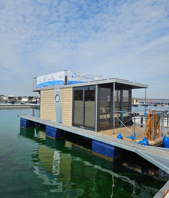 Braunsbedra Boat Rental | Mobiles Hausboot El'milia mit eigener Ankerboje auf dem See
