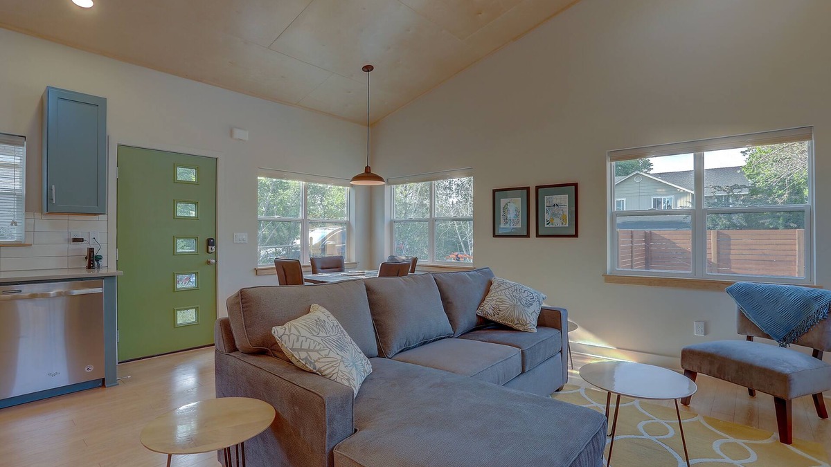 Larkspur House | MOD POD Sleek & Modern, A/C, Cozy Retreat, Walk to Downtown