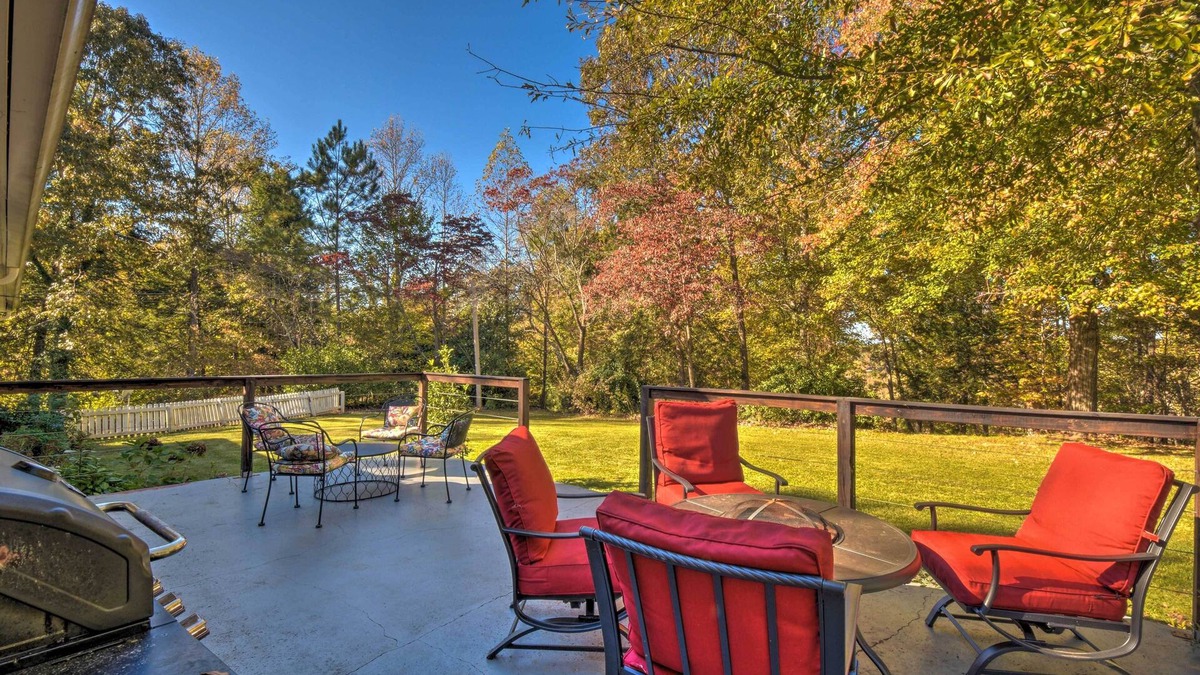 Oakwood Cottage | Mod 'stable House' on 10 Acres, Walk to Lake!