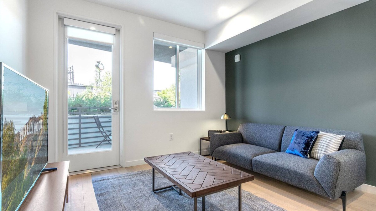 Los Angeles Apartment | Mod Westchester 1BR w/Pool, Gym, Rooftop, near LAX, by Blueground