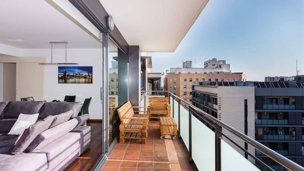 El Port Apartment | Modern and very comfortable apartment with all amenities. Nearby the Europa Fira Barcelona at 15 min by metro/bus from Barcelona center (Plaza Cataluña) and 15 minutes from the airport by car. Ideal for families and couples.