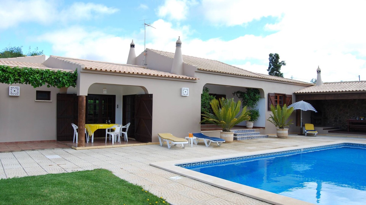 Lagos Villa | Modern Villa with large garden areas private Swimmg-pool .