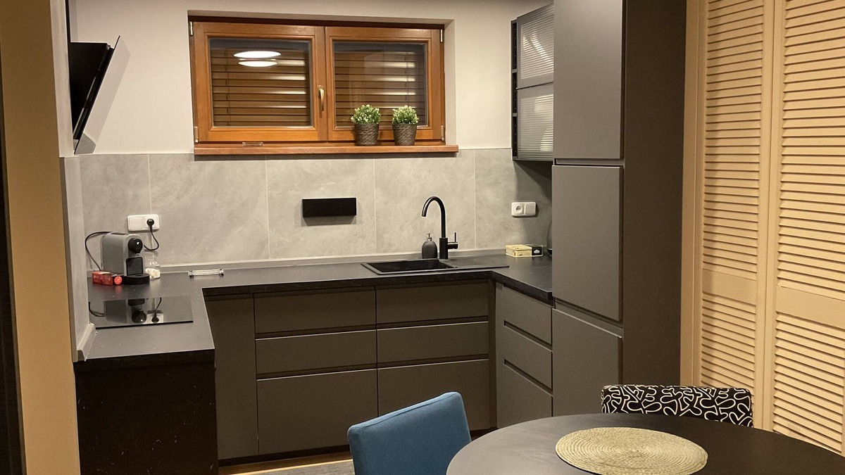 Jirny Apartment | Moderní a útulný apartmán, kompletně vybavený, u lesa, pro 2 osoby s parkováním